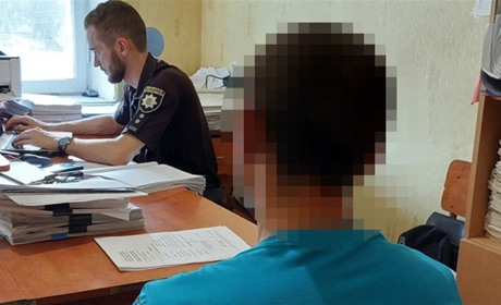 Побив, підпалив і кинув у вигрібну яму: на Одещині чоловік напав на пенсіонерку