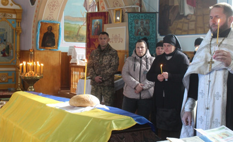 «Покажіть нам його, хоч на мить». На Городоччині попрощалися із Павлом Дацем
