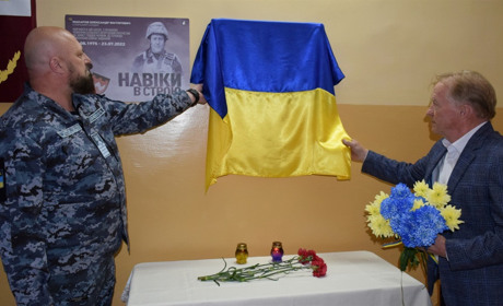 У селі Мирне відкрили меморіальну дошку загиблому воїну-земляку – Андрію Тузу