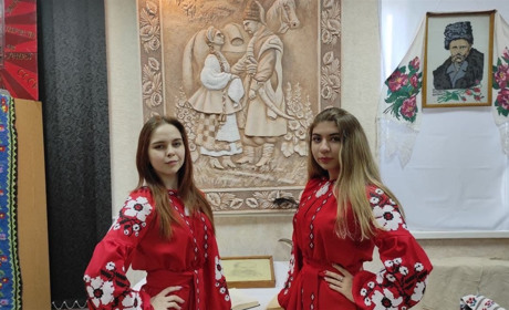 У южноукраїнському музеї відкрито виставку незвичайних скульптур Олександра Осадчука (фоторепортаж)