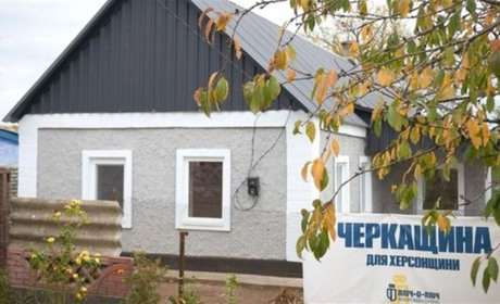 Черкаські будівельники вже відновили понад сотню будинків на Херсонщині
