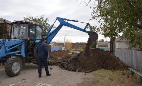 У Куземівці, що на Сватівщині, сільському голові виборами займатися ніколи, бо закінчують водогон