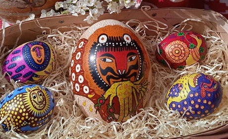 Майстриня із Щасливцеве створила колекцію писанок у стилі Марії Примаченко