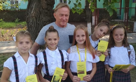 Біляївські школярі на ярмарку нагороджували підприємців та агітували всіх купувати овочі