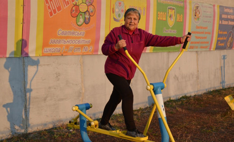Три абонементи у бібліотеці і спорт щодня: Валентина зі Сватового знає, як не сумувати без роботи