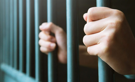Вистрілив у рота і скинув у підвал триметрової глибини: підозрюваний під вартою
