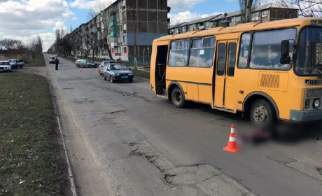 Під колесами рейсового автобусу у Мирнограді загинула літня жінка