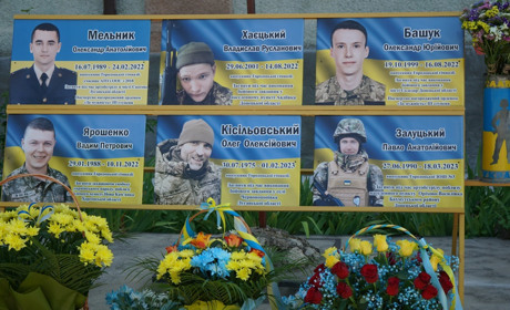 Пам’ятаємо кожного. У Городоцькому ліцеї відкрили меморіальну дошку з фотографіями загиблих Героїв
