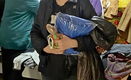 У Нікополі волонтери БФ «Мир і Надія» допомагають мешканцям теплими речами: подробиці