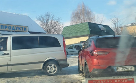 Мінівен Mercedes-Vito зіткнувся з Opel на вулиці Новокиївське шосе у Переяславі: хроніка поліції