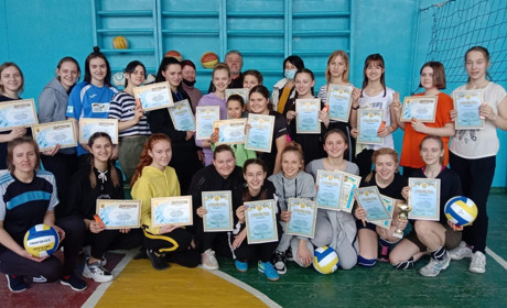 З нагоди 8 Березня дівчата зіграли у волейбол