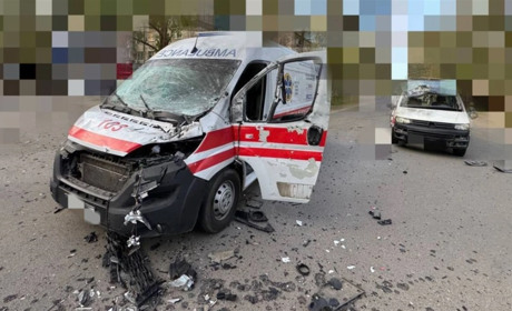 Окупанти атакували авто та "швидку" в Херсоні, є загиблий і поранені