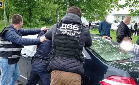Хабар у розмірі 12 тисяч гривень. У Чернігові затримали двох поліцейських