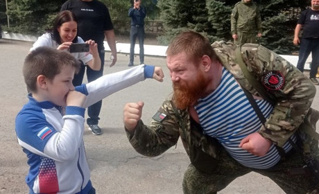 Рашисти влаштували дітям Бердянського району зустріч з нацистом та рецидивістом В'ячеславом Дациком