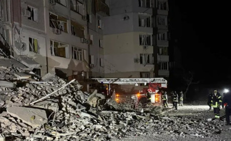 Окупанти скинули авіабомбу на житловий квартал у Херсоні: під завалами досі шукають людей