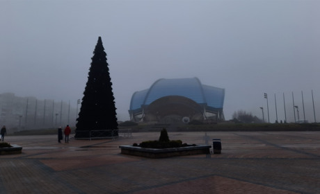 14-метрову новорічну ялинку встановили в Южному (ФОТО)