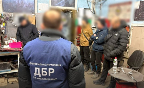 Працювали на СТО замість військової служби: на Хмельниччині викрито незаконну схему