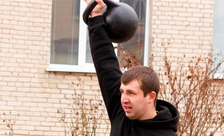 Троїчани змагаються з армреслінгу та гирьового спорту