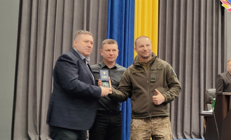 Відомий аграрій з Чортківщини, депутат облради Василь Вислоцький отримав відзнаку від військових