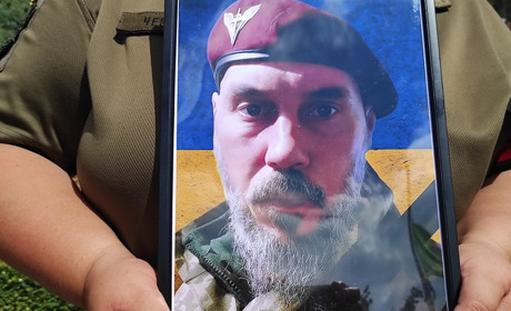 Осиротіло троє дітей: Нетішинська громада провела в останню земну дорогу воїна Максима Дзюбу