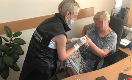 5 тисяч доларів за сприяння в усиновленні: начальницю служби у справах дітей ХОДА спіймали на хабарі