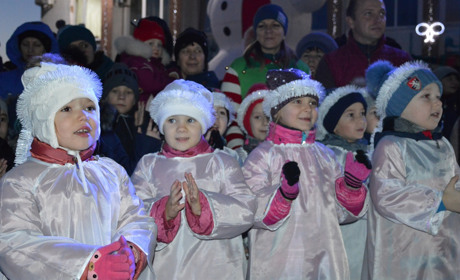Фоторепортаж: як у Сватовому міську ялинку відкривали