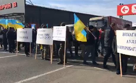 В Маяках рибаки з чотирьох районів Одеської області перекрили рух на трасі: що вони вимагають
