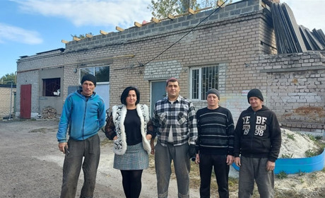 Взялися гуртом рятувати дитячий садочок: батьки лагодять покрівлю котельні