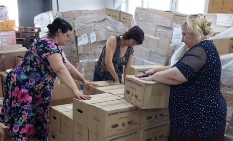 Вимушені переселенці з Попасної отримали поштою понад 2 600 посилок із гуманітаркою