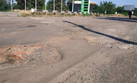 "Не дороги, а суцільні провалля і їхати можна лише зі швидкістю пішохода". Коли відремонтують дороги