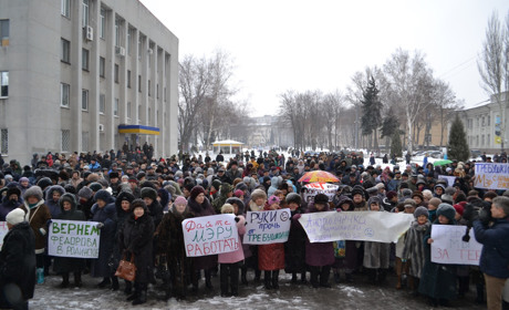 Мітинг на підтримку Руслана Требушкіна: сотні людей вийшли з плакатами «Дайте мэру работать»