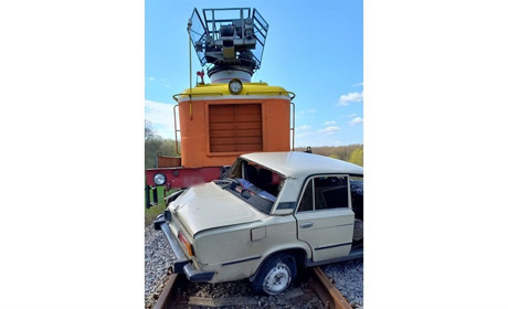 На Білопільщині водій легковика вчинив ДТП на залізничній колії