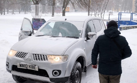 Волонтери ВЦ «Шостка-Добро» передали шосткинським захисникам автомобіль