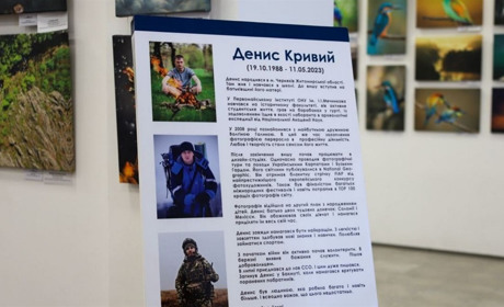 В Ізмаїльській картинній галереї до Дня прапора відкрили Памʼятну виставку робіт Захисника України