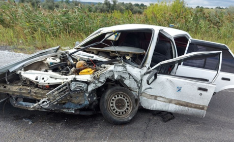 На в’їзді в Петропавлівку сталося ДТП: водій "Опеля" тяжко травмований (ВІДЕО)