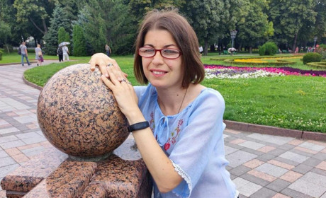 Вроджена катаракта та втрата слуху в дорослому віці не зламали Ірину, а змусили допомагати іншим