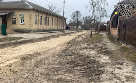 Дорогу на Гімназійній поки не відновлять – немає щебеню, міськрада звітувала, куди його висипали