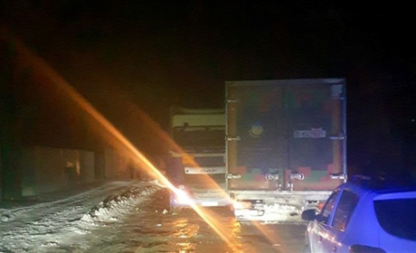 На вулиці Привокзальній сталася аварія між великогабаритними вантажівками: хроніка поліції