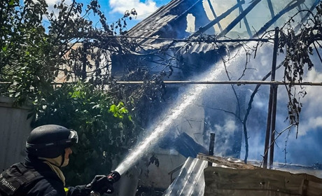 На Херсонщині окупанти атакували житлові квартали: пошкоджені багатоповерхівки та приватні будинки