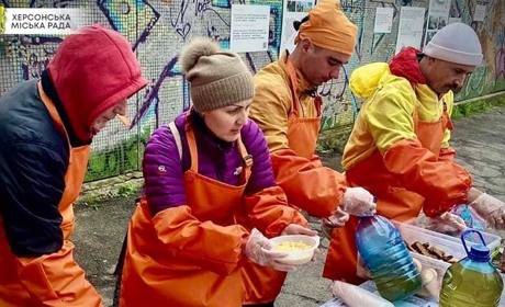 Херсонців годують безкоштовними гарячими обідами: де саме і як допомогти Центру, який це робить
