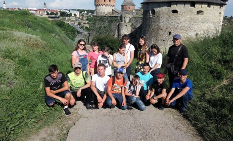 За допомогу селу — поїздка до Кам’янця-Подільського: як у Глинську віддячили школярам за допомогу