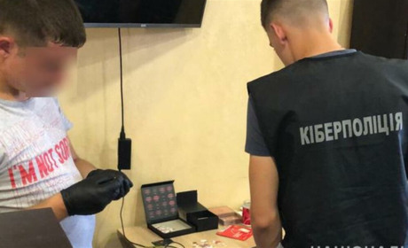 Попався: шахрай з Біляївського району 200-гривневою купюрою на нитці поповнював свої рахунки