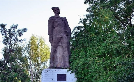 У Харківцях демонтували останній бюст російсько-більшовицькому комдиву Васілію Чапаєву
