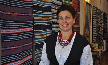 «Зберегти і примножити»: у Сарнах відкрили виставку тканих виробів Галини Логощук