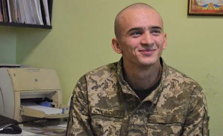 Мені казали: коси від армії, а я вирішив – не буду. Репортаж з підшефної військової частини Біляївки