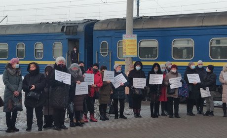 Мітинг у Фастові на вокзалі: мешканці протестували проти відміни електричок