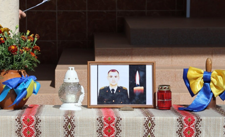 На території Барського ліцею №1 відкрили Меморіальну дошку головному сержанту Андрію Тхаку