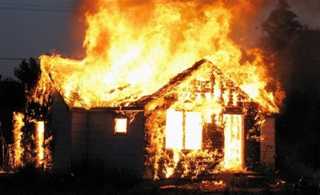 У Рижівці після обстрілів 25 жовтня загорівся будинок мирних жителів