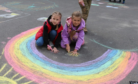 У Старокостянтинові відзначили День захисту дітей: співали, малювали, дорослі проблеми обговорювали