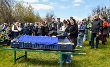 Солдата Віктора Білика з військовими почестями поховали в його рідній Халчі